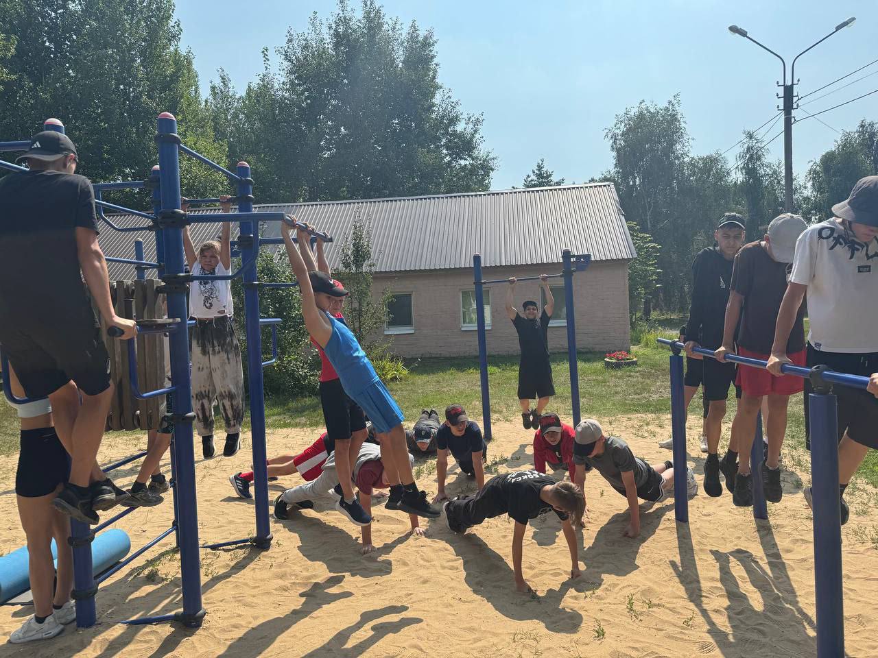 Мы продолжаем наши тренировки, отряд «бокс» и отряд «волейбол» 