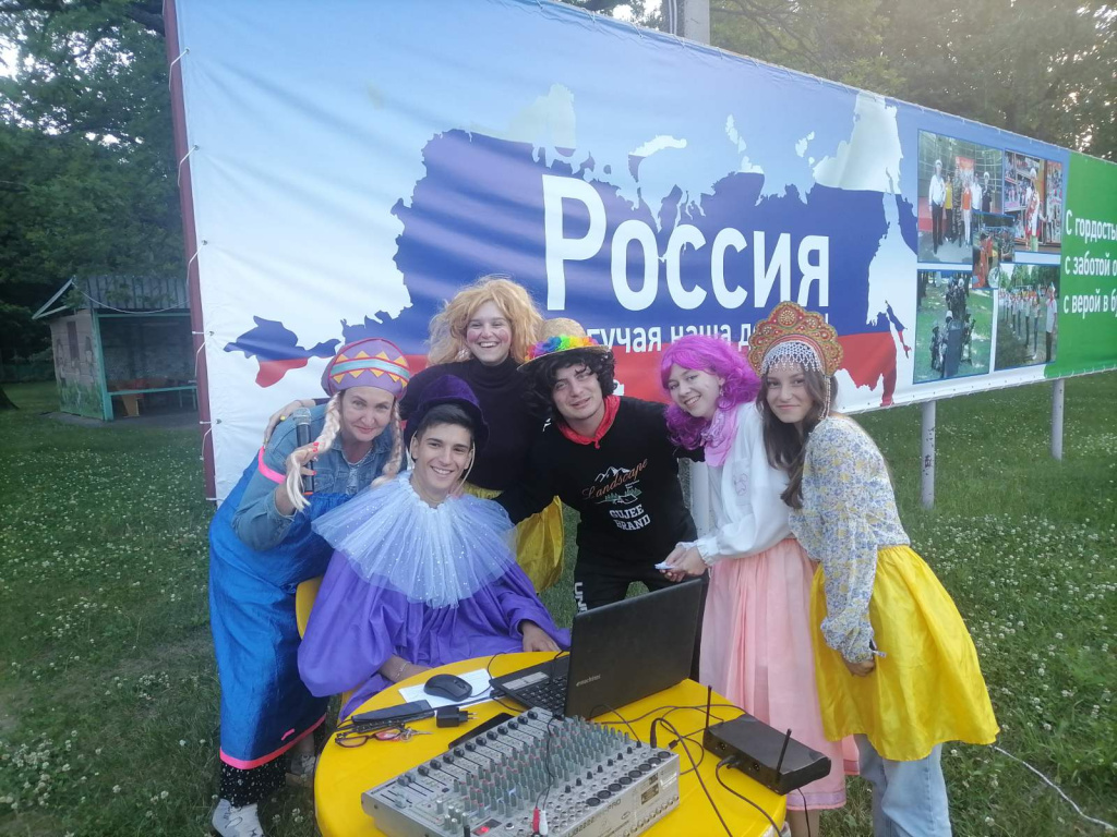 Креативные, инициативные и горящие желанием работать с нашими непоседами ждем вас на собеседовании. Пишите и звоните нам: тел. 8 (927) 120-40-68